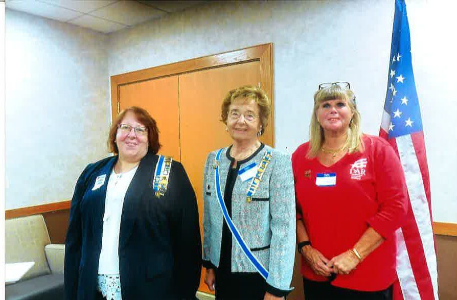 DAR meets with Indiana State Regent